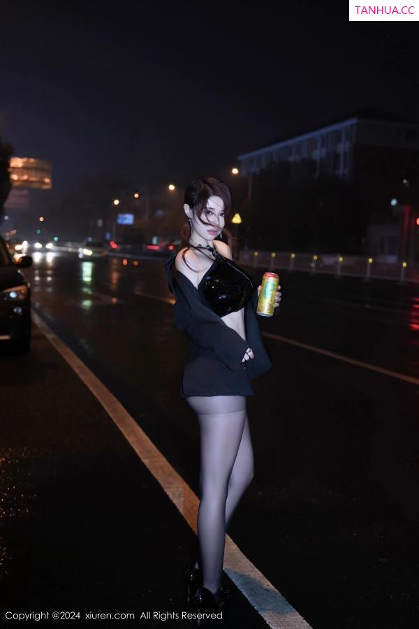 美七Mia  [XiuRen]高清写真图 2024.03.08 No.8199 美七 Mia 黑丝美腿第20张图片